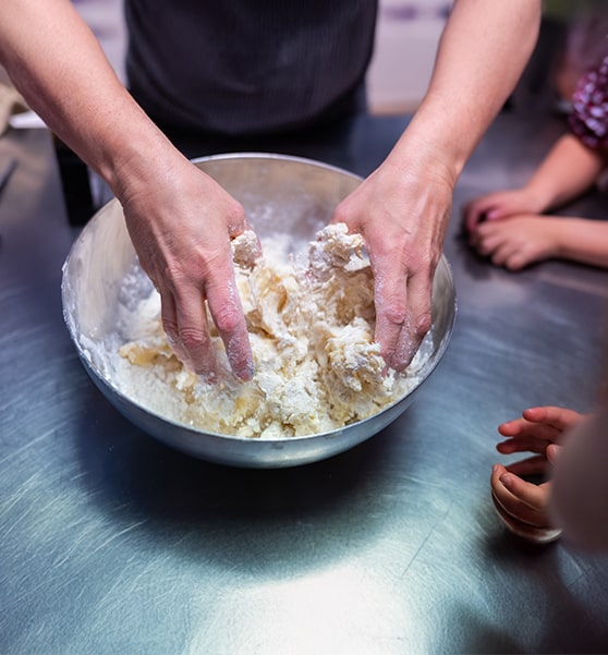 Création de délicieux desserts dans un atelier de pâtisserie dans le Loiret, avec un chef pâtissier expérimenté.