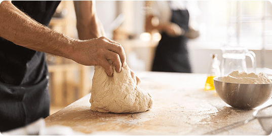 Groupe de collègues participant à un atelier pâtisserie dans le Loiret, création de douceurs sucrées.