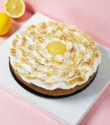 pâtisserie artisanale à Chaingy dans le Loiret, avec des participants créant une tarte citron meringué.